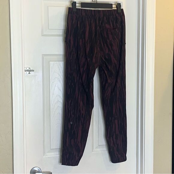 Lululemon & Go City Joggers in Painted Animal Bordeaux Drama and Black Size 4 - Picture 9 of 9